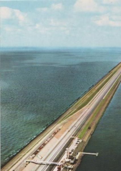 Ansichtskarte Niederlande - Afsluitdijk met Monument in vogelvlucht - ca. 1975 aus der Kategorie Brücken