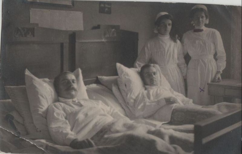 Ansichtskarte Krankenschwestern am Krankenbett aus der Kategorie Sonstiges