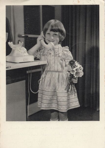Ansichtskarte Kind mit Telefon aus der Kategorie Kinder